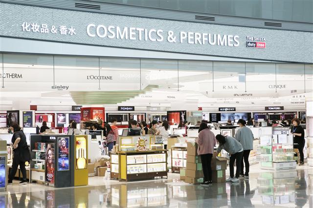 신라면세점 임직원들이 인천국제공항 제2터미널 신라면세점 화장품ㆍ향수 매장 오픈을 앞두고 막바지 점검을 하고 있다.
[제공=호텔신라]