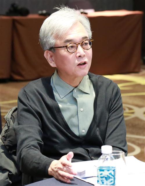채형석 애경그룹 총괄부회장(왼쪽 사진)과 서울 홍대입구역 인근 애경그룹 신사옥 조감도.