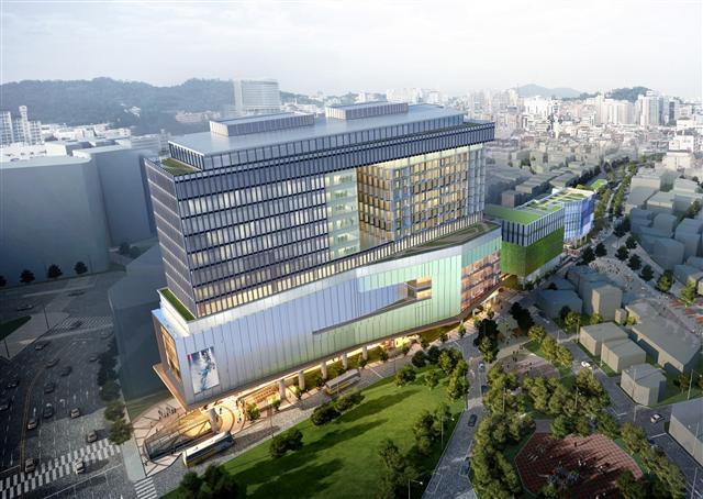 채형석 애경그룹 총괄부회장(왼쪽 사진)과 서울 홍대입구역 인근 애경그룹 신사옥 조감도.