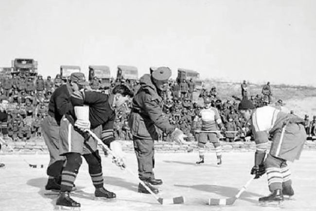 Canadian troops play an ice hockey game on the frozen Imjin River during the 1950-53 Korean War in this file photo. (Yonhap)