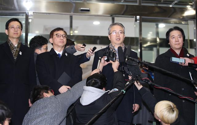 평창 동계올림픽 북한 예술단 파견을 위한 실무접촉에 나서는 이우성 문화체육관광부 문화예술정책실장(수석대표)이 15일 오전 서울 삼청동 남북회담본부에서 판문점으로 출발하기 앞서 취재진의 질문에 답변하고 있다.  [연합뉴스]