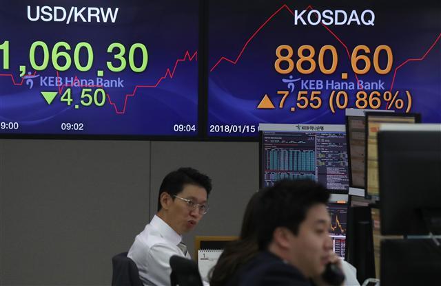 코스피가 2,500선을 돌파하고 코스닥도 880선을 넘어 상승 출발한 15일 오전 서울 중구 을지로 KEB하나은행 본점 딜링룸에서 딜러들이 업무를 보고 있다.   [연합뉴스]