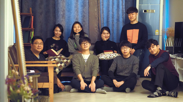 더팀스의 권진 대표(앞줄 왼쪽 두번째)와 직원들.