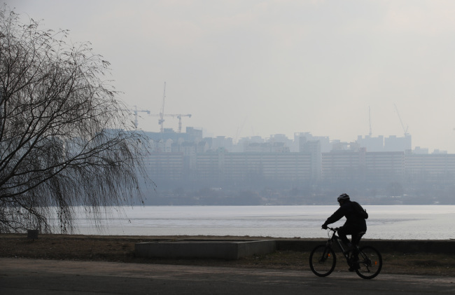 A southern area of Seoul is seen enveloped in fine dust and fog Monday morning. (Yonhap)
