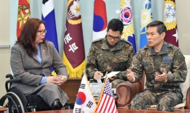 Gen. Jeong Kyeong-doo (R), chairman of South Korea's Joint Chiefs of Staff, talks with Sen. Tammy Duckworth (D-IL) at her office on Jan. 15, 2017, in this photo provided by the JCS. (Yonhap)