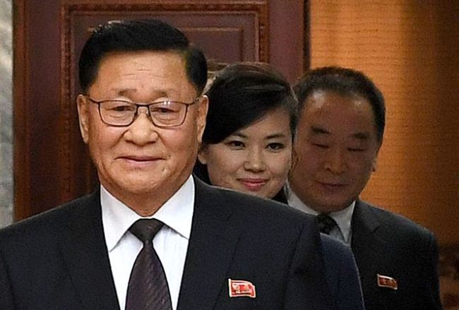 Kwon Hyok-bong, director of the performing arts bureau at the culture ministry and the North‘s chief delegate, left, and Hyon Song-wol, the leader of the Moranbong Band, 2nd to left, step into a meeting room at Tongilgak in the northern side of Panmunjeom for a working-level talks on Monday. (Yonhap)