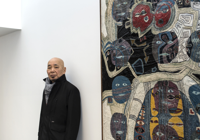 사진, 영상, 퍼포먼스로 유명한 현대미술작가 곽덕준이 자신의 1960년대 회화작품을 처음으로 공개했다. 작품 앞에 선 곽덕준 화백 [사진제공=갤러리현대]