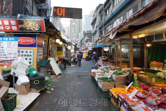 지난 15일 찾은 서울 마포구 공덕시장. ‘설 대목’이 아직 한달이나 남아 있어서 그런지 한산한 분위기였다. 시장 상인들은 설이 와도 옛날만큼 못하다며 그래도 단골손님들이 있어서 버틸 수 있다고 했다.
박로명 기자/dodo@