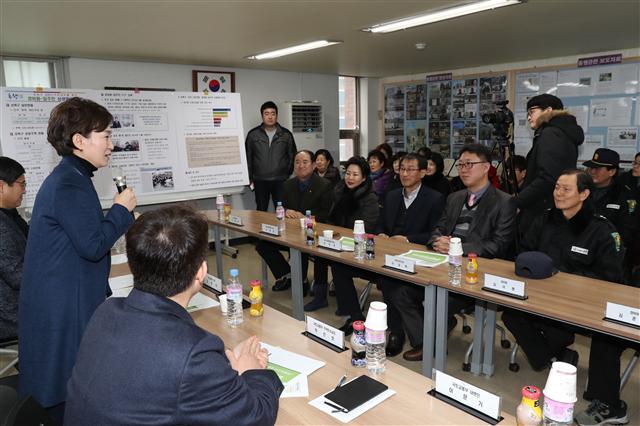 성북동아에코빌 아파트 직원들이 지난 14일 방문한 김현미 국토교통부 장관을 맞이하는 모습. 해당 아파트는 최저임금 우수 공통주택으로 선정됐다. 	 [연합뉴스]