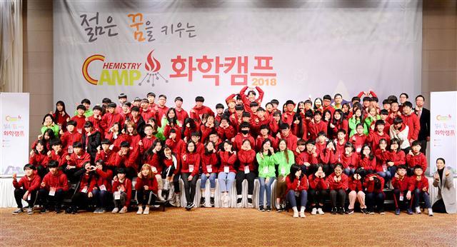 LG화학은 이달 총 네 차례에 걸쳐 여수, 대산, 대전, 나주 등 주요 사업장 인근 400여명의 중학생들을 초청해 ‘젊은 꿈을 키우는 화학캠프’를 개최한다고 밝혔다. 이 캠프는 청소년들이 화학에 대한 친밀감을 높여 미래 과학 인재로서의 꿈을 키워나갈 수 있도록 지원하는 청소년대상 사회공헌활동으로, 2005년 시작해 올해까지 7000여명의 학생이 참가했다. 이번 화학캠프는 ‘세상의 모든 것이 화학을 만나면 합(+)이 아닌 배(x)가 된다’를 주제로 ‘Life 화학’,‘Dream 화학’, ‘Eco 화학’등의 테마로 다양한 화학실험 프로그램이 진행된다. 과학 실험 5가지를 체험하며 창의력을 발휘하고 과학 원리도 알아내는 ‘사이언스 5종 경기’도 진행된다.  정순식 기자/sun@heraldcorp.com