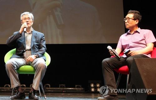 양정철(오른쪽) 전 청와대 홍보기획비서관이 ‘민주주의 수단’으로서의 언어를 소재로 한 책을 펴냈다. 사진은 2011년 7월 ‘문재인의 운명’ 북콘서트에서 나란히 자리한 모습. [연합뉴스]