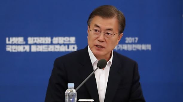 President Moon Jae-in speaks during a meeting on national financial strategy at the presidential office Cheong Wa Dae in Seoul on July 20, 2017. (Yonhap)