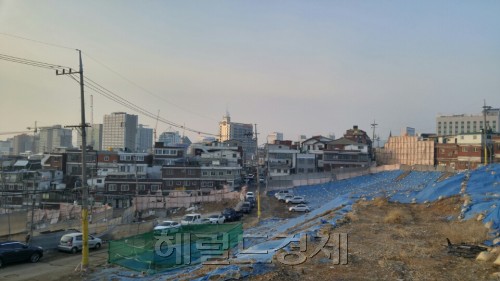 서울의 집값 상승세가 강남에서 강북 재개발지역으로 급속하게 번지는 양상이다. 교통망 개선, 직주 근접성 등으로 주목받고 있는 염리3구역 모습.