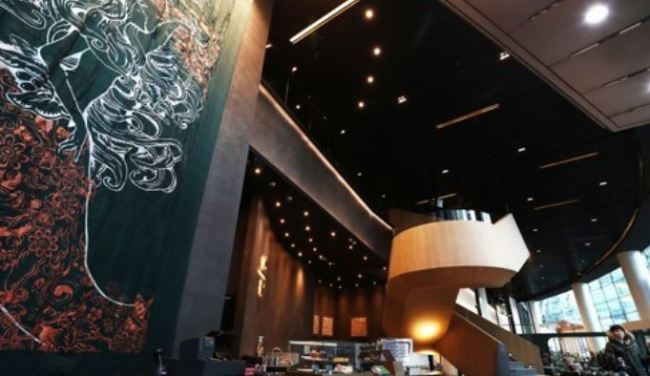 This file photo, taken Dec. 19, 2017, shows Starbucks Coffee Korea Co.'s largest store in the country in Seoul. (Yonhap)