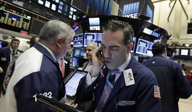 Traders at the New York Stock Exchange. (Yonhap)