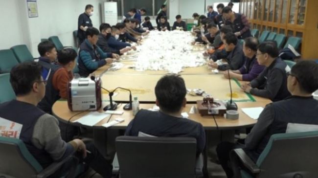 In this photo taken on Jan. 15, 2017 and provided by Hyundai Motor's union, Hyundai workers count votes on the second tentative wage agreement at the carmaker's main plant in Ulsan, 414 km southeast of Seoul. (Yonhap)