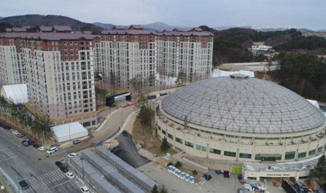 The PyeongChang Organizing Committee for the 2018 Olympic and Paralympic Winter Games held a ceremony Friday at the athletes’ village to celebrate the completion of its construction on Dec. 16, 2017. (Yonhap)