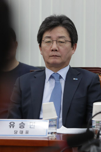[바른정당 유승민 대표가 16일 오전 국회에서 정책위원회와 박인숙 의원 주최로 열린 ‘초등 1·2학년 유치원·어린이집 영어 금지 정책의 문제점’ 긴급 간담회에서 한 참석자의 발언을 경청하고 있다. 사진제공=연합뉴스]
