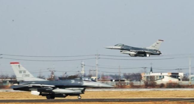 F-16 fighters take off at the U.S. air base in Osan, south of Seoul, on Dec. 6, 2017, to join the annual Korea-U.S. joint air force drill, Vigilant Ace, against North Korean provocations. (Yonhap)