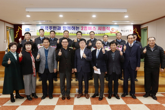 포곡주민 2층버스 시승식 행사에 참석한 정찬민 용인시장(왼족에서 5번째)와 남경훈 경남여객 대표(6번째).[사진제공=용인시]
포곡주민 2층버스 시승식 행사에 참석한 정찬민 용인시장(왼족에서 5번째)와 남경훈 경남여객 대표(6번째).[사진제공=용인시]