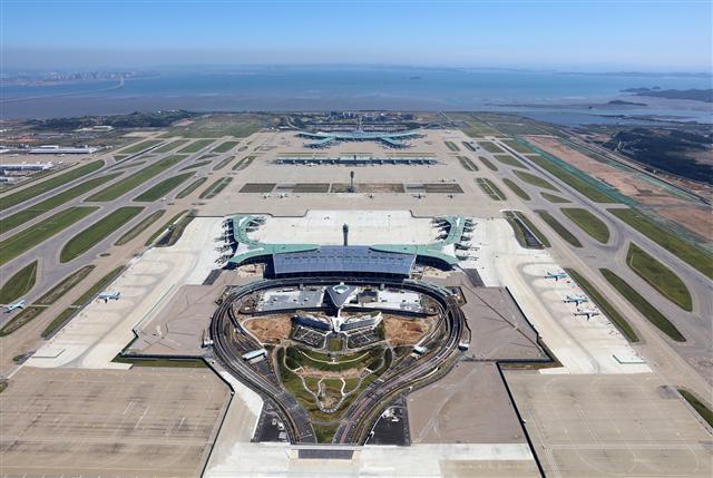 평창 동계올림픽을 앞두고 오는 18일 인천국제공항 제2여객터미널이 개장한다. 제 2여객터미널은 첨단 기술을 동원해 안전과 편의성은 물론 에너지 자립도까지 높였다. 사진은 제 2여객터미널 전경.  [제공=인천공항공사]