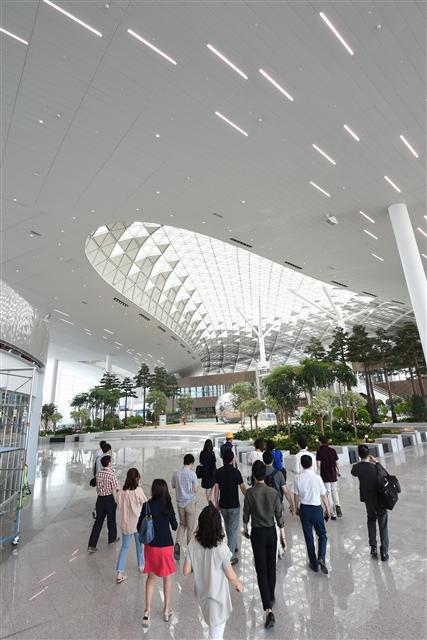 평창 동계올림픽을 앞두고 오는 18일 인천국제공항 제2여객터미널이 개장한다. 제 2여객터미널은 첨단 기술을 동원해 안전과 편의성은 물론 에너지 자립도까지 높였다. 사진은 제 2여객터미널 전경.  [제공=인천공항공사]