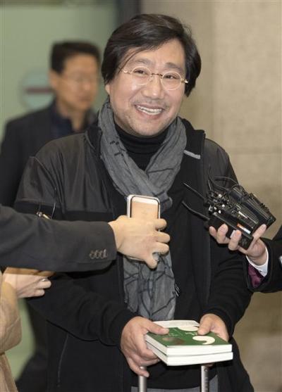 <YONHAP PHOTO-3201> 활짝 웃는 양정철 전 비서관 (영종도=연합뉴스) 윤동진 기자 = 문재인 대통령의 '복심'으로 알려진 양정철 전 청와대 홍보기획비서관이 17일 오전 인천공항을 통해 입국하며 취재진 질문에 답하고 있다. 2018.1.17 mon@yna.co.kr/2018-01-17 07:39:17/ <저작권자 ⓒ 1980-2018 ㈜연합뉴스. 무단 전재 재배포 금지.>
