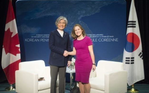 This photo of The Canadian Press, released via AP, shows South Korean Foreign Minister Kang Kyung-wha (L) with Canadian Foreign Affairs Minister Chrystia Freeland in Vancouver, Canada, on Jan. 15, 2018. (Yonhap)
