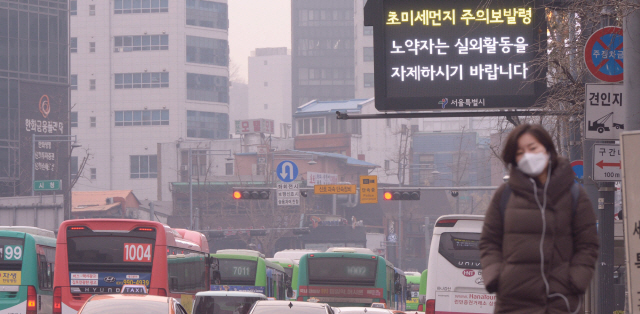 미세먼지가 연일 수도권 하늘을 뒤덮으면서 마스크가 시민들의 필수품이 됐다. 서울ㆍ경기·인천에서 미세먼지 비상저감조치가 시행된 17일 오전 마스크를 착용한 시민들이 출근길 발걸음을 재촉하고 있다.  정희조 기자/checho@