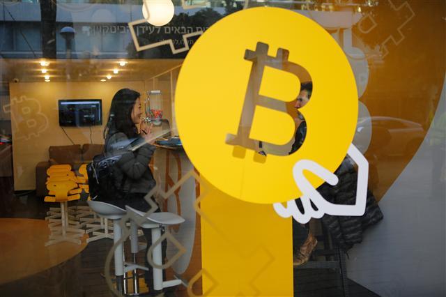 <YONHAP PHOTO-2540> (180108) -- TEL AVIV, Jan. 8, 2018 (Xinhua) -- A woman buys Bitcoin at Bitcoin Change in Tel Aviv, Israel, on Jan. 8, 2018. (Xinhua/Gil Cohen Magen)/2018-01-09 09:02:07/ <저작권자 ⓒ 1980-2018 ㈜연합뉴스. 무단 전재 재배포 금지.>
