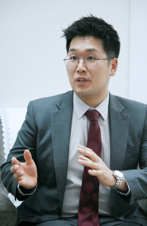 △부산 출생△대입 검정고시 합격
△제 50회 사법시험 합격△부산대학교 법학과 졸업△사법연수원 수료(40기)△병역법위반 혐의 불구속 기소△1년 6개월 실형 확정△출소