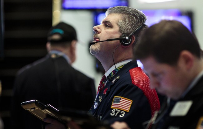 <YONHAP PHOTO-3393> epa06444672 Traders work on the floor of the New York Stock Exchange in New York, New York, USA, on 16 January 2018. The Dow Jones industrial average briefly crossed 26,000 in earlier trading after only recently passing 25,000. EPA/JUSTIN LANE/2018-01-17 08:12:15/ <저작권자 ⓒ 1980-2018 ㈜연합뉴스. 무단 전재 재배포 금지.>
<YONHAP PHOTO-3393> epa06444672 Traders work on the floor of the New York Stock Exchange in New York, New York, USA, on 16 January 2018. The Dow Jones industrial average briefly crossed 26,000 in earlier trading after only recently passing 25,000. EPA/JUSTIN LANE/2018-01-17 08:12:15/ <저작권자 ⓒ 1980-2018 ㈜연합뉴스. 무단 전재 재배포 금지.>