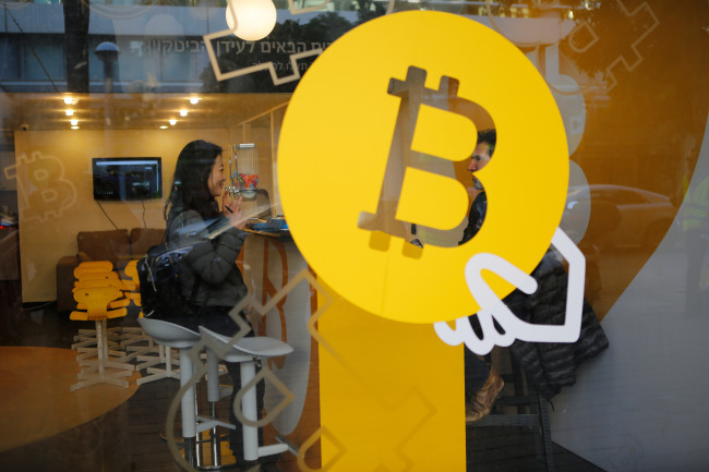 <YONHAP PHOTO-2540> (180108) -- TEL AVIV, Jan. 8, 2018 (Xinhua) -- A woman buys Bitcoin at Bitcoin Change in Tel Aviv, Israel, on Jan. 8, 2018. (Xinhua/Gil Cohen Magen)/2018-01-09 09:02:07/ <저작권자 ⓒ 1980-2018 ㈜연합뉴스. 무단 전재 재배포 금지.>
<YONHAP PHOTO-2540> (180108) -- TEL AVIV, Jan. 8, 2018 (Xinhua) -- A woman buys Bitcoin at Bitcoin Change in Tel Aviv, Israel, on Jan. 8, 2018. (Xinhua/Gil Cohen Magen)/2018-01-09 09:02:07/ <저작권자 ⓒ 1980-2018 ㈜연합뉴스. 무단 전재 재배포 금지.>