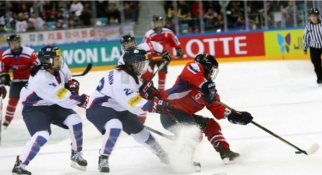 In this file photo taken on April 6, 2017, South Korean and North Korean women's hockey players -- in white and red, respectively -- are in action during the International Ice Hockey Federation World Championship Division II Group A tournament at Gangneung Hockey Centre in Gangneung, Gangwon Province. (Yonhap)