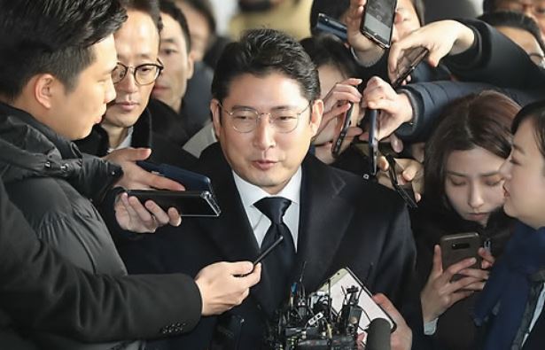 Hyosung Group Chairman Cho Hyun-joon speaks to reporters after arriving at the Seoul Central District Prosecutors' Office for questioning on Jan. 17, 2018. (Yonhap)