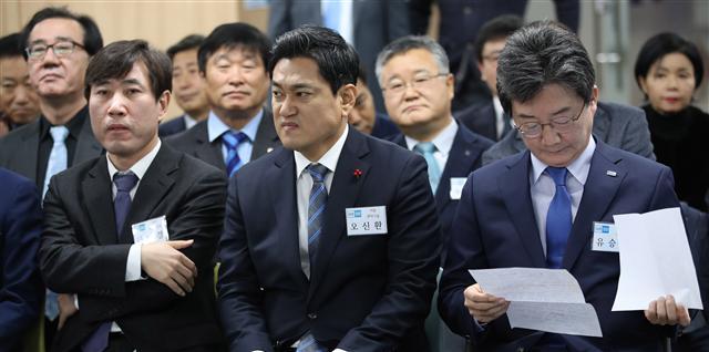 ‘굳은 표정의 바른정당 의원들.’  17일 오전 서울 여의도 바른정당 당사에서 열린 국회의원·원외위원장 연석회의에 하태경 최고위원(왼쪽부터), 오신환 원내대표, 유승민 대표가 참석해 있다.  [연합뉴스]
