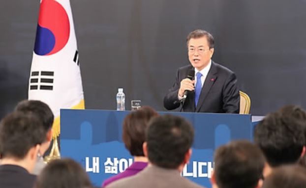 President Moon Jae-in holds a New Year press conference at the presidential office in Seoul on Jan. 10, 2018. (Yonhap)