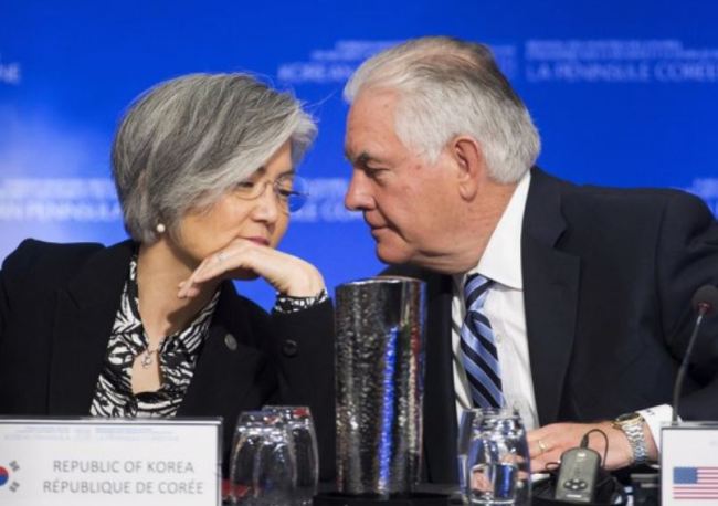 Foreign Minister Kang Kyung-wha (left) listens as US Secretary of State Rex Tillerson speaks at the first session of the summit on security and stability on the Korean Peninsula held in Vancouver, Canada, Tuesday. (Yonhap)