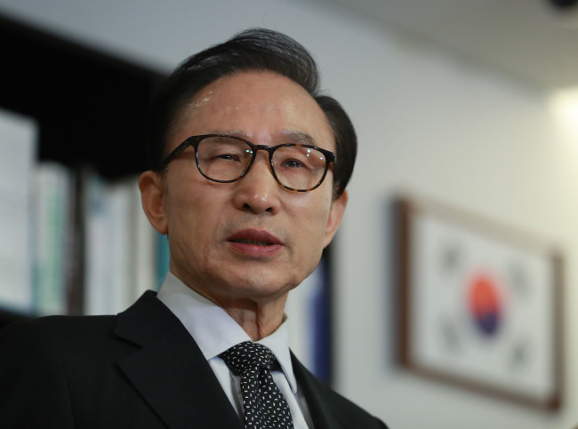 Former President Lee Myung-bak announces his position on investigations involving his former aides in Seoul on Wednesday. Yonhap