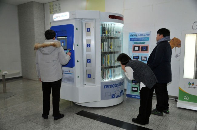 성남시청 로비에 설치한 스마트도서관.[사진제공=성남시]
성남시청 로비에 설치한 스마트도서관.[사진제공=성남시]