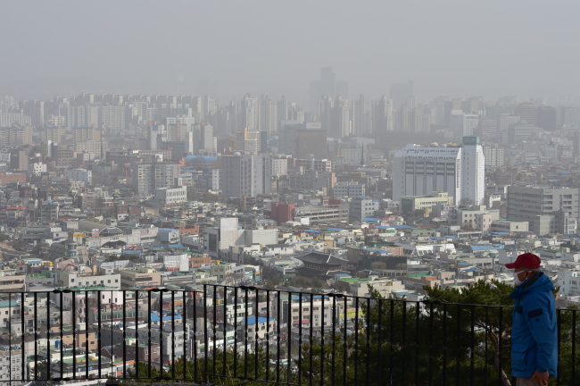 미세먼지 덮인 수원시.[사진제공=수원시]
미세먼지 덮인 수원시.[사진제공=수원시]