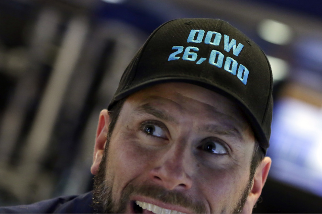 <YONHAP PHOTO-1516> Specialist Michael Pistillo wears a "Dow 26,000" hat as he works on the floor of the New York Stock Exchange, Wednesday, Jan. 17, 2018. Stocks are closing higher on Wall Street, sending the DJIA to its first close above 26,000 points. (AP Photo/Richard Drew)/2018-01-18 06:49:09/ <저작권자 ⓒ 1980-2018 ㈜연합뉴스. 무단 전재 재배포 금지.>
<YONHAP PHOTO-1516> Specialist Michael Pistillo wears a "Dow 26,000" hat as he works on the floor of the New York Stock Exchange, Wednesday, Jan. 17, 2018. Stocks are closing higher on Wall Street, sending the DJIA to its first close above 26,000 points. (AP Photo/Richard Drew)/2018-01-18 06:49:09/ <저작권자 ⓒ 1980-2018 ㈜연합뉴스. 무단 전재 재배포 금지.>