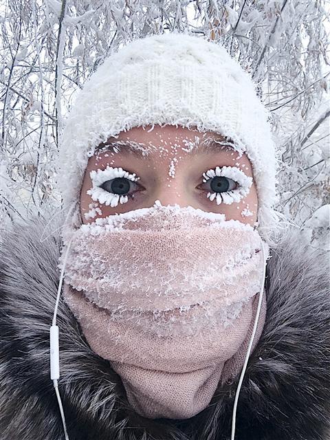 <YONHAP PHOTO-1310> RETRANSMITTING FOR BETTER QUALITY AND BIGGER IMAGE SIZE In this photo taken on Saturday, Jan. 13, 2018, Anastasia Gruzdeva makes a selfie as the Temperature dropped to about -50 degrees (-58 degrees Fahrenheit) in Yakutsk, Russia. Temperatures in the remote, diamond-rich Russian region of Yakutia have dropped to near-record lows, plunging to -67 degrees Centigrade (-88.6 degrees Fahrenheit) in some areas. (Anastasia Gruzdeva photo via AP)/2018-01-18 05:51:43/ <저작권자 ⓒ 1980-2018 ㈜연합뉴스. 무단 전재 재배포 금지.>