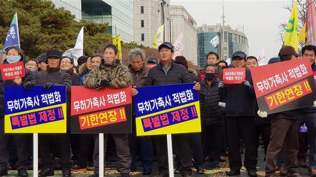 ▶축산관련단체협의회 회장 및 27개 축산단체장들이 지난 15일 서울 여의도 국회에서 진행된 ‘무허가축사 적법화 특별법 제정’을 촉구하는 집회에서 구호를 외치고 있다.
[제공=한돈자조금관리위원회］