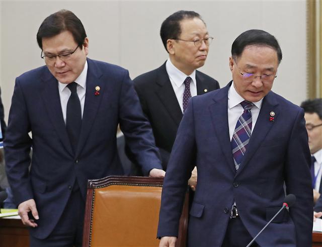 최종구 금융위원장과 최흥식 금융감독원장, 홍남기 국무조정실장(사진 왼쪽부터)이 18일 오전 국회 정무위원회 전체회의에서 가상화폐 대응방안 관련 긴급 현안보고를 위해 회의장으로 들어오고 있다.  [연합뉴스]