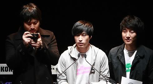 This file photo shows South Korean hip-hop act Epik High presenting an award at the annual Korean Music Awards on March 12, 2009, in Seoul. (Yonhap)