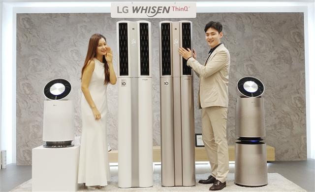 LG전자 모델들이 인공지능 ‘휘센 씽큐 에어컨’을 선보이고 있다. [제공=LG전자]