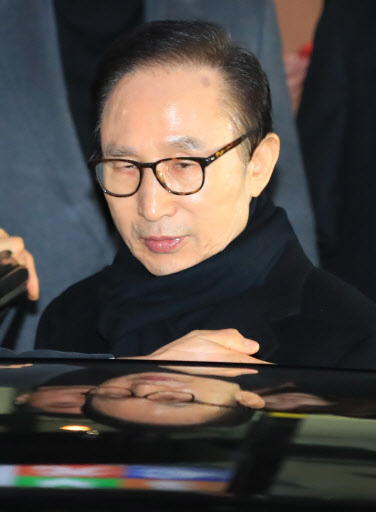 지난 17일 이명박 전 대통령이 강남구 삼성동 사무실에서 검찰의 특수활동비 수사와 관련한 입장을 발표한 뒤 사무실을 나와 차에 오르고 있는 모습. [사진=연합뉴스]