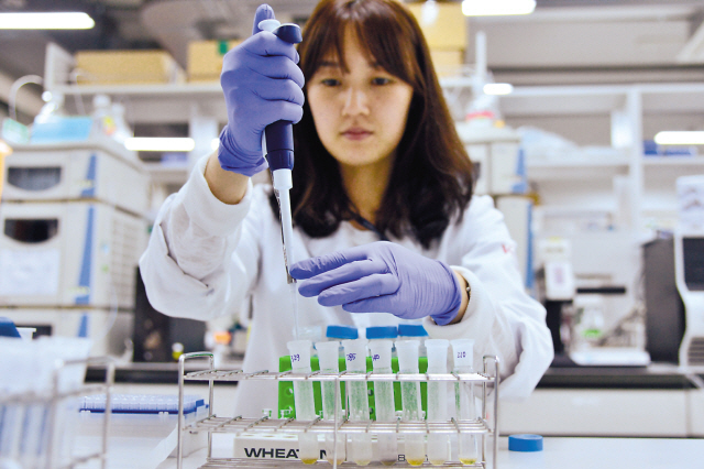 평창 동계올림픽이 20여일 앞으로 다가왔다. 스포츠에서 늘 문제가 되는 약물복용. 이번 동계올림픽에선 발도 못붙일 전망이다. 국내연구진이 미세한 부분까지 잡아내는 기술을 개발했기 때문이다. 사진은 KIST 도핑컨트롤센터 연구원들이 선수들의 시료를 분석하는 실험을 진행하고 있는모습. [제공=KIST]