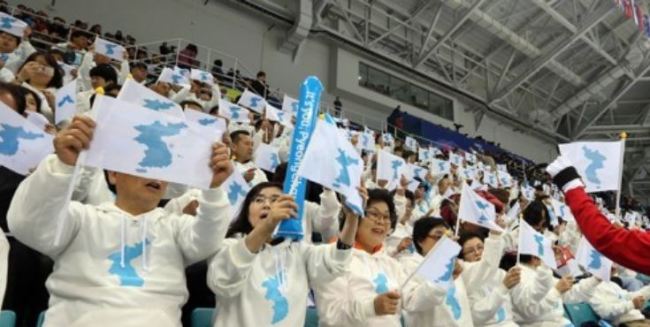 Members of a cheering squad wave the Korean Peninsula flag, symbolizing a unified Korea, during an inter-Korean match at the International Ice Hockey Federation Women's World Championship in Gangneung, 237 kilometers east of Seoul, on April 6, 2017. (Yonhap)